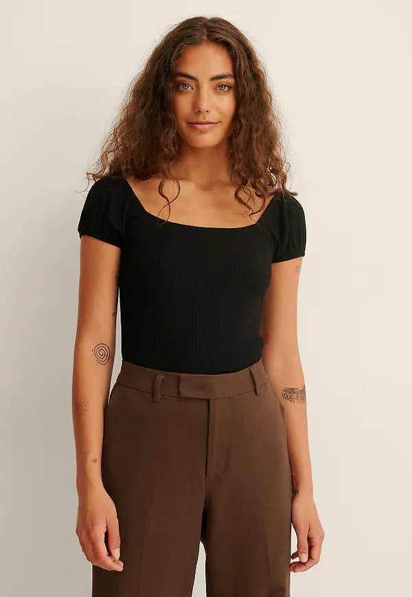 NA-KD Kortärmad ribbad topp - Black