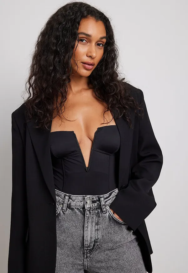 NA-KD Lingerie Body med djup V-form - Black