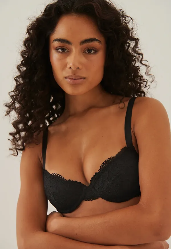NA-KD Lingerie Recycled ofodrad snäckformad spets-bh - Black