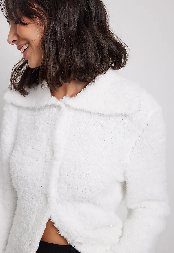 NA-KD Lurvig stickad cardigan med krage - Offwhite