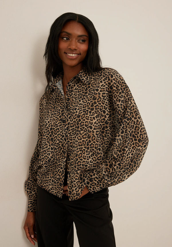 NA-KD Långärmad skjorta i chiffon - Leopard
