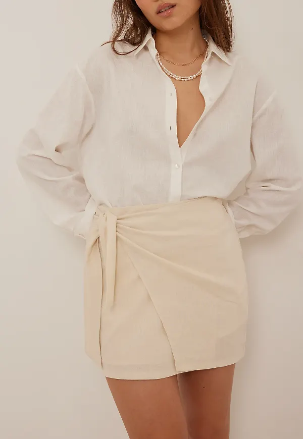 NA-KD Mini omlottkjol i linneblandning - Beige
