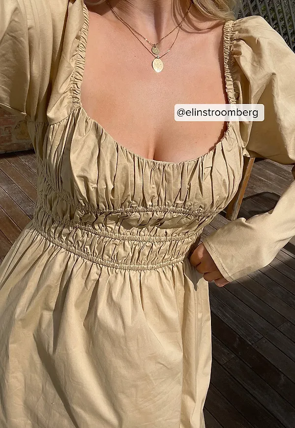 NA-KD Miniklänning med volangdetalj - Beige