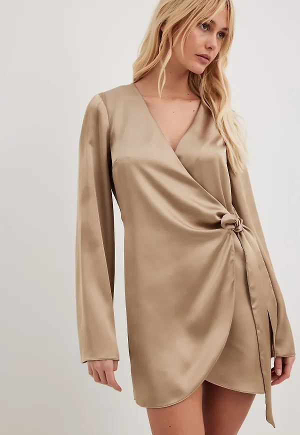 NA-KD Omlottklänning i satin - Beige