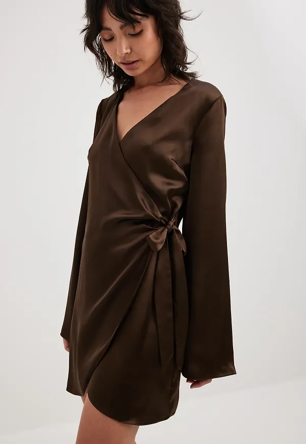 NA-KD Omlottklänning i satin - Brown