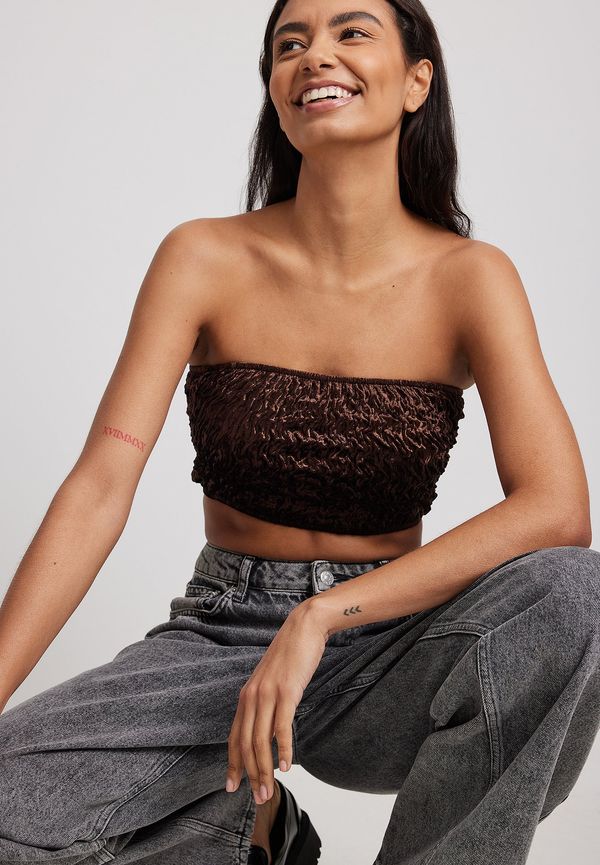 NA-KD Party Bandeau-topp i smockad sammet - Brown