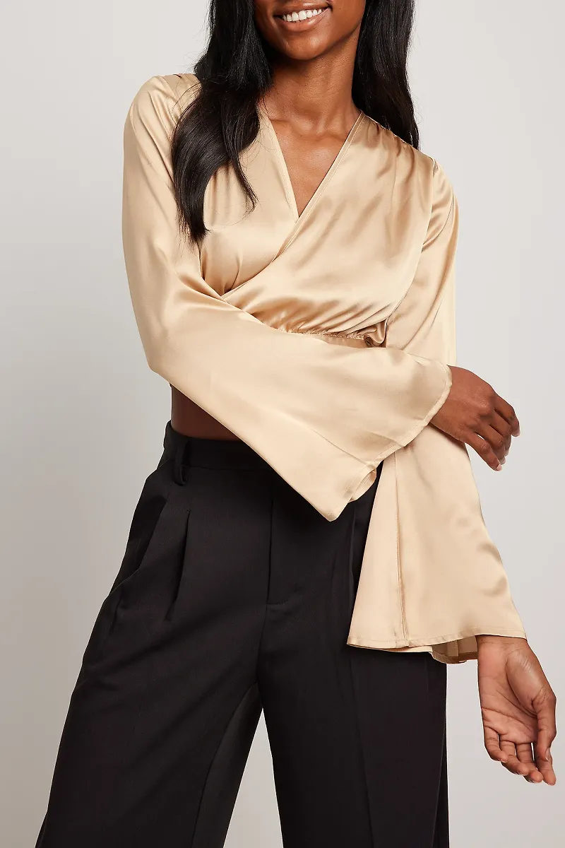 NA-KD Party Blus med omlott fram - Beige