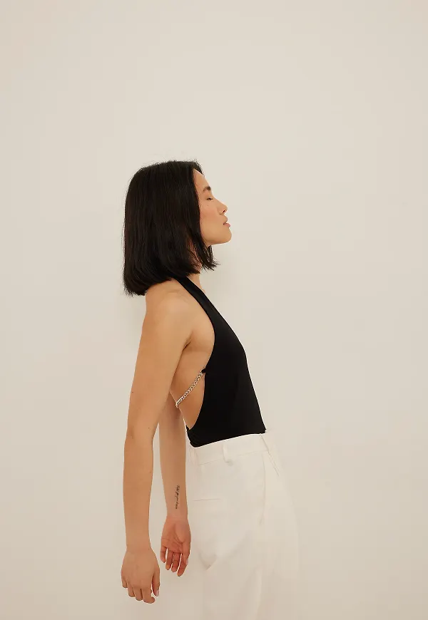 NA-KD Party Body med kedjedetaljer - Black