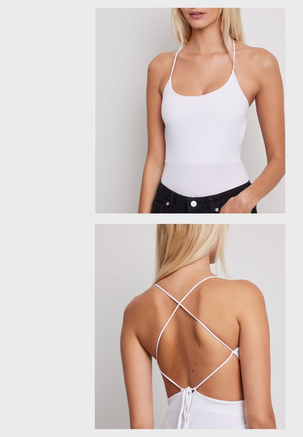 NA-KD Party Body med korsad rygg - White