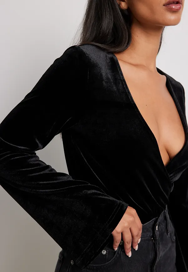 NA-KD Party Body med sammetsomlott - Black