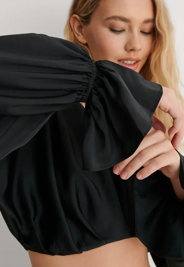 NA-KD Party Cropped flowy blus - Black