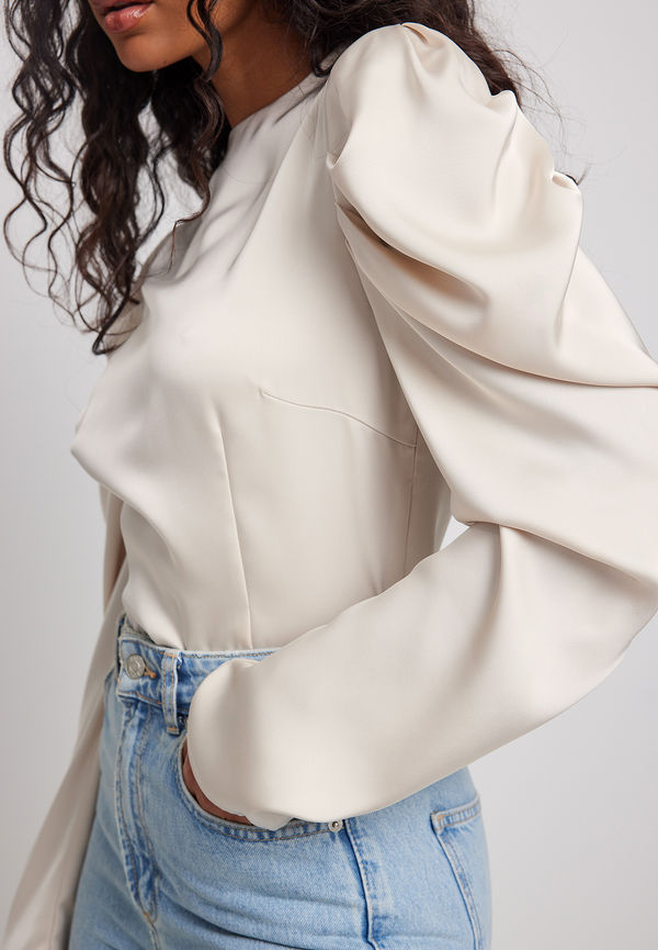 NA-KD Party I satin blus med lång ärm - Beige