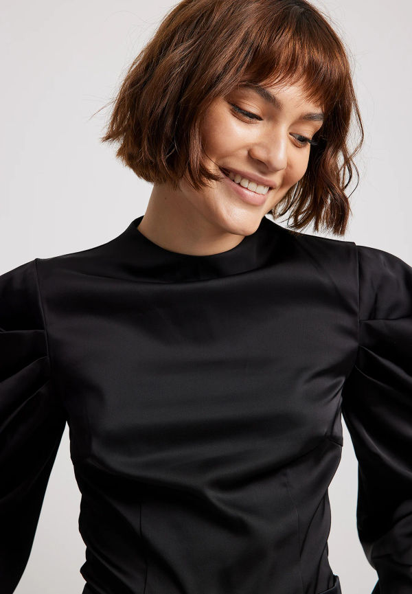NA-KD Party I satin blus med lång ärm - Black
