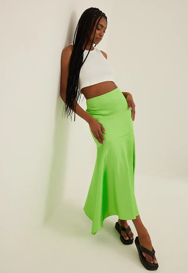NA-KD Party Maxikjol i satin - Green