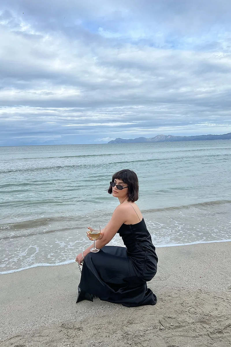 NA-KD Party Maxiklänning i satin - Black