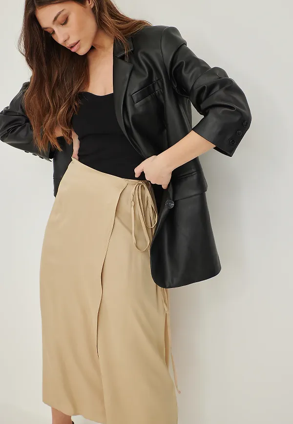 NA-KD Party Midikjol i satin - Beige