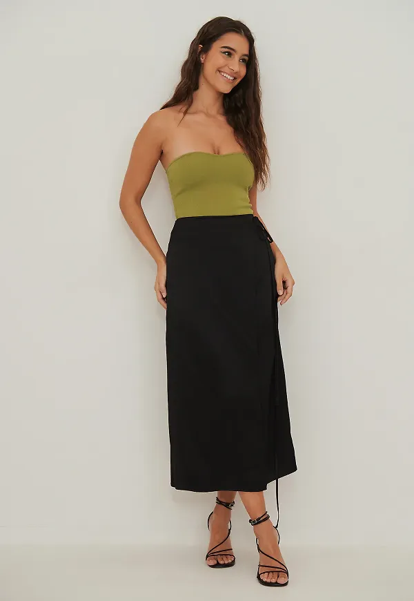 NA-KD Party Midikjol i satin - Black
