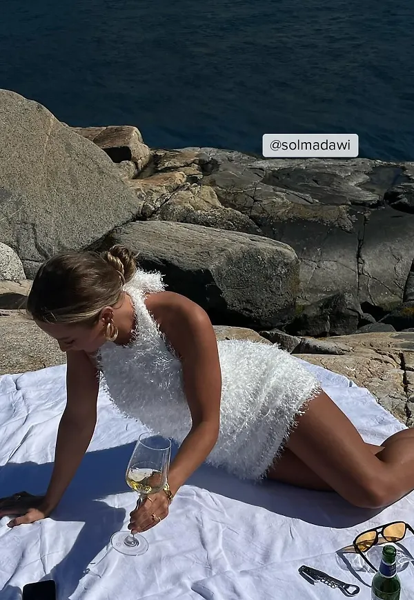 NA-KD Party Miniklänning i halterneckmodell - White