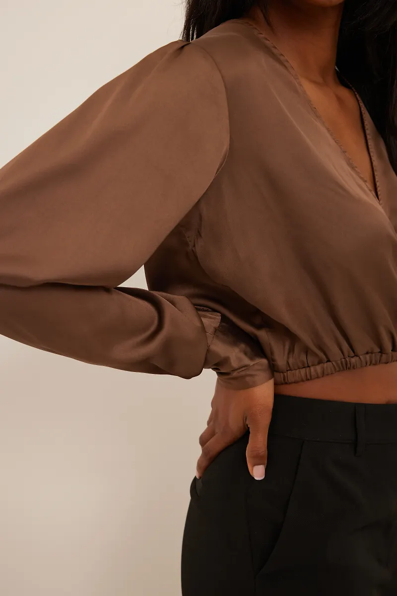 NA-KD Party Recycled omlottblus i satin - Brown