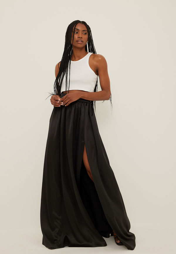 NA-KD Party Recycled voluminös maxikjol i satin - Black