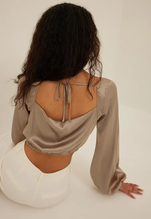 NA-KD Party Satinblus - Grey