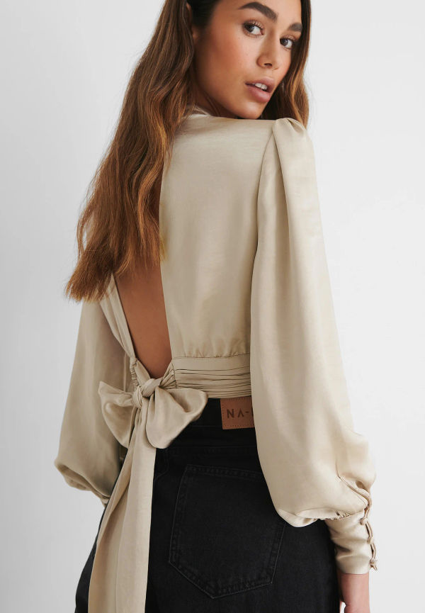 NA-KD Party Satinblus med hög hals - Beige