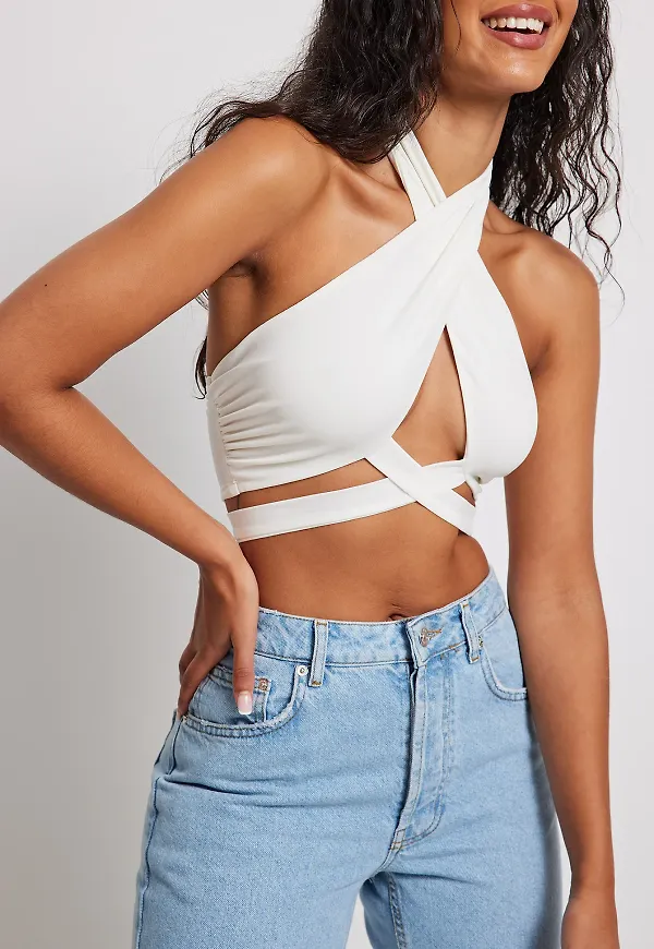 NA-KD Party Topp med crossoverband - Offwhite