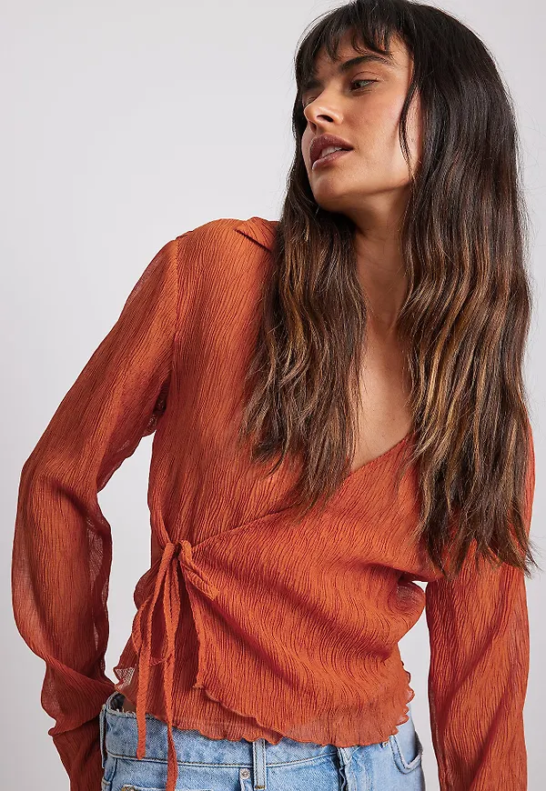 NA-KD Plisserad överlappande blus - Orange