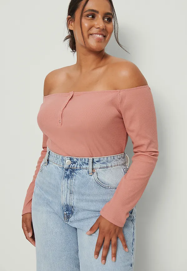 NA-KD Recycled off-shouldertopp med knappar - Pink