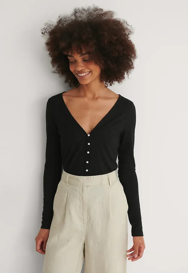 NA-KD Recycled topp med pärlknappar - Black