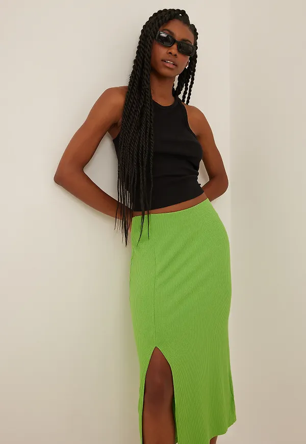 NA-KD Ribbad midikjol med slits - Green