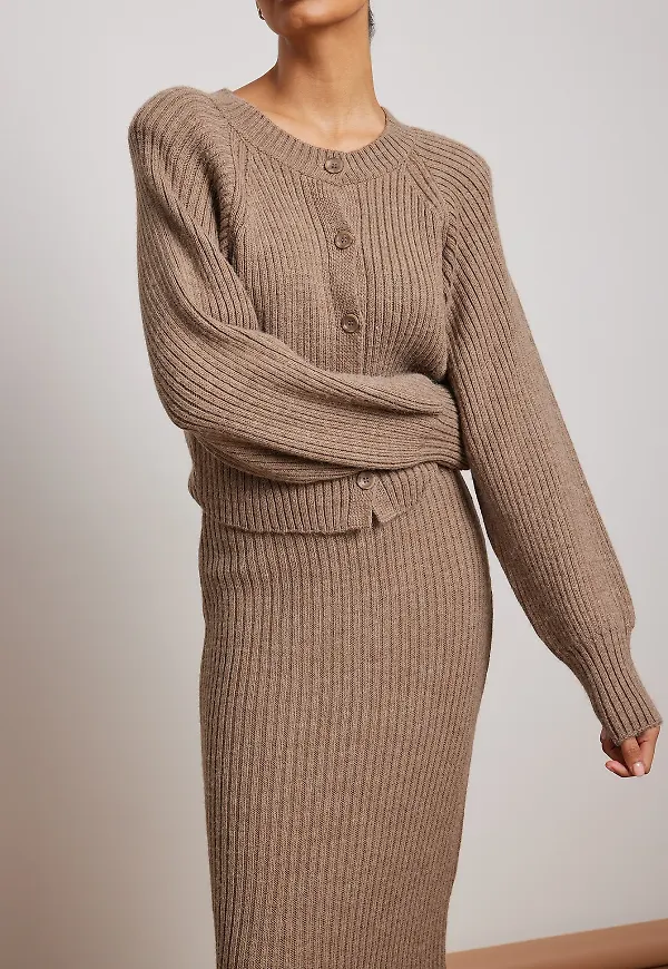 NA-KD Ribbstickad cardigan med axelvadd - Beige