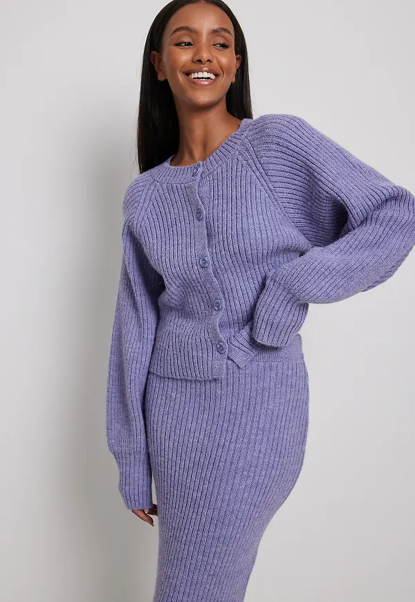 NA-KD Ribbstickad cardigan med axelvadd - Purple