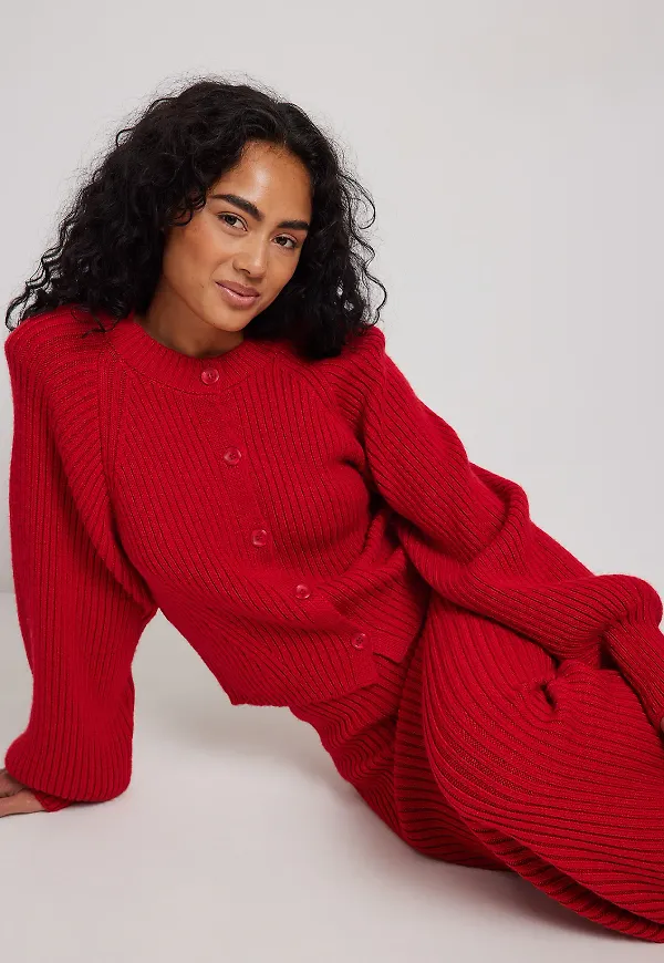 NA-KD Ribbstickad cardigan med axelvadd - Red