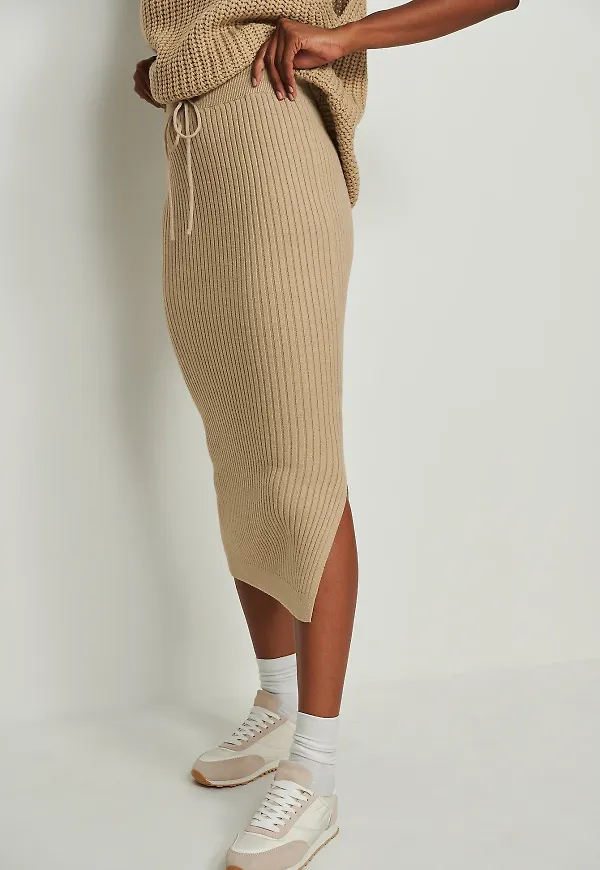 NA-KD Ribbstickad kjol med dragsko - Beige