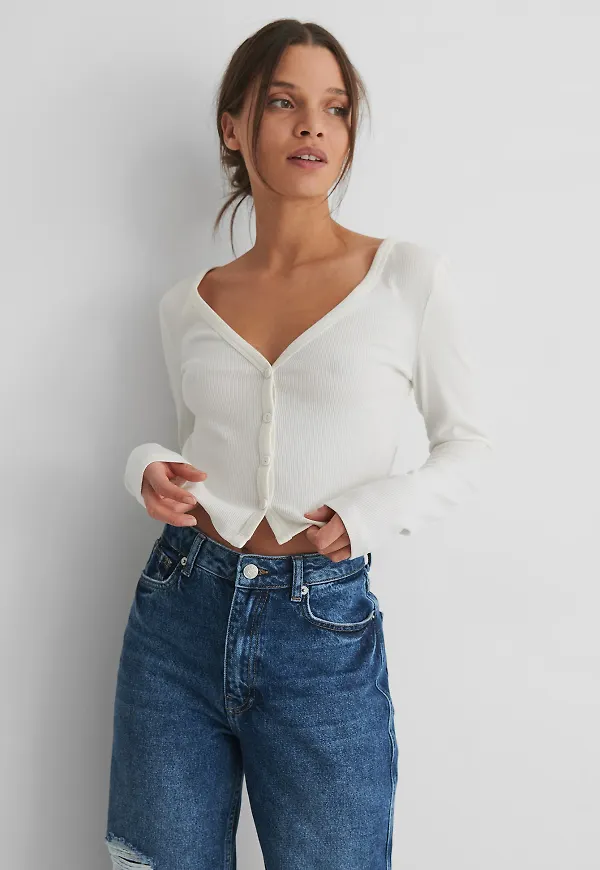 NA-KD Ribbstickad kofta med knäppning - Offwhite