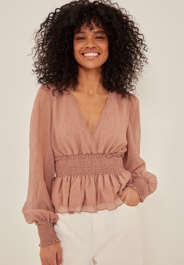 NA-KD Rynkad blus med smock i midjan - Pink
