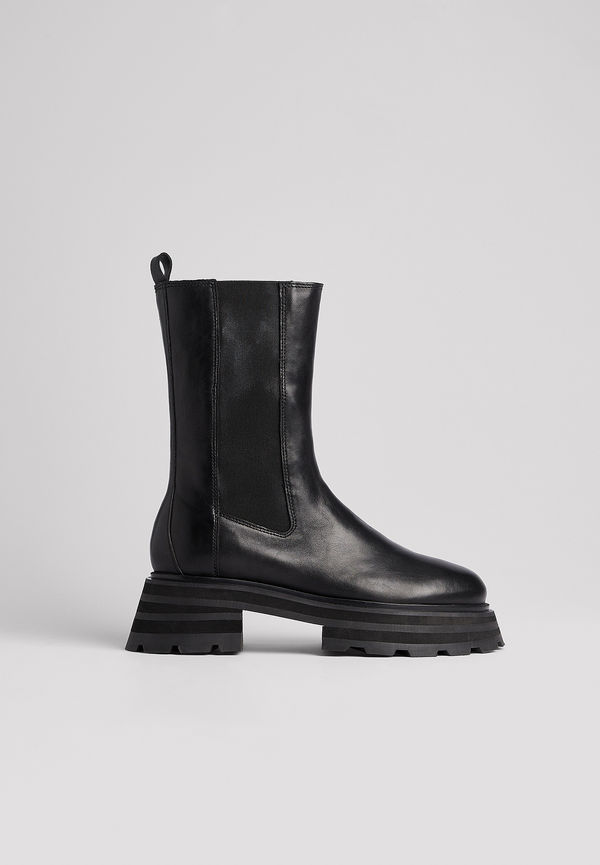NA-KD Shoes Chelsea boots i läder med tung profilsula - Black