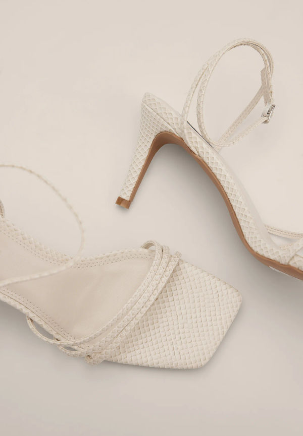 NA-KD Shoes Ormmönstrade klackskor med band - Offwhite