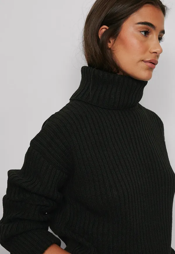 NA-KD Stickad, ribbad polotröja - Black