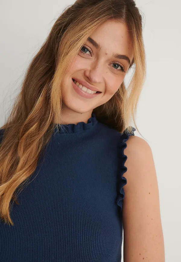 NA-KD Stickad top med volangdetalj - Navy