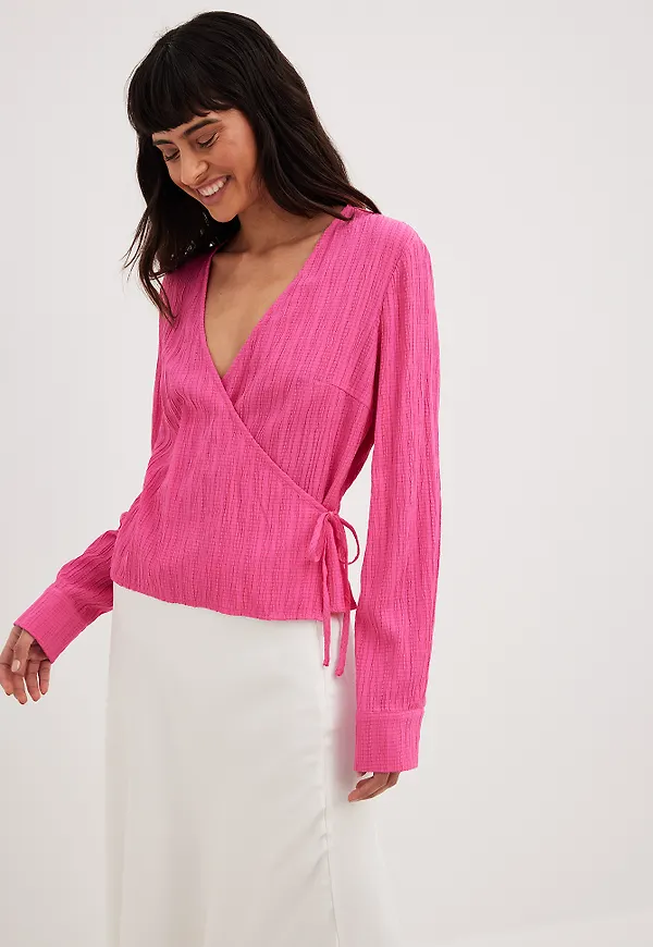 NA-KD Strukturerad långärmad omlottopp - Pink