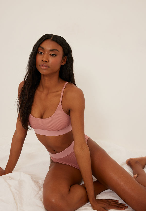 NA-KD Swimwear Återvunnen ribbstickad bikinitrosa med hög skärning - Pink