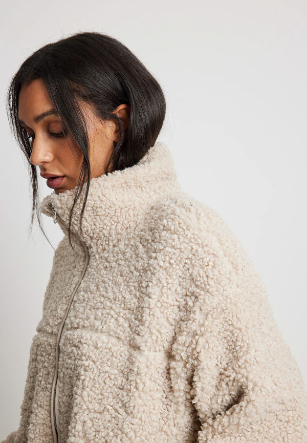 NA-KD Teddyjacka med hög krage - Beige