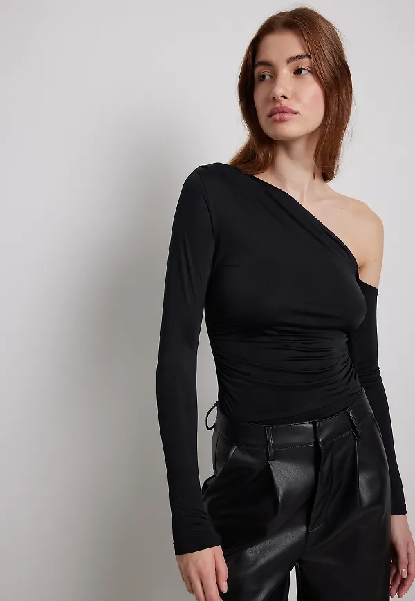NA-KD Topp med en axel - Black