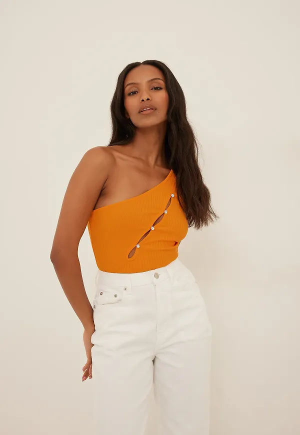 NA-KD Topp med strass, knappar och en skuldra - Orange