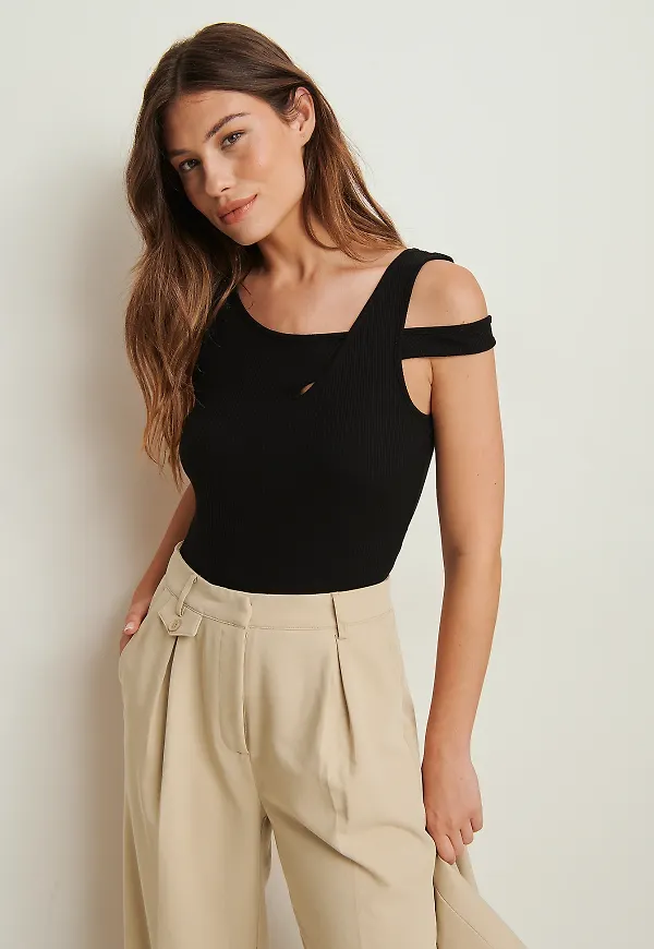 NA-KD Trend Assymetrisk ribbad topp - Black