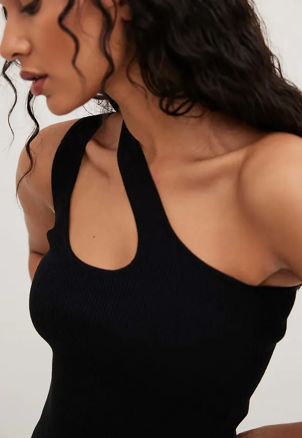 NA-KD Trend Assymetrisk ribbstickad topp - Black