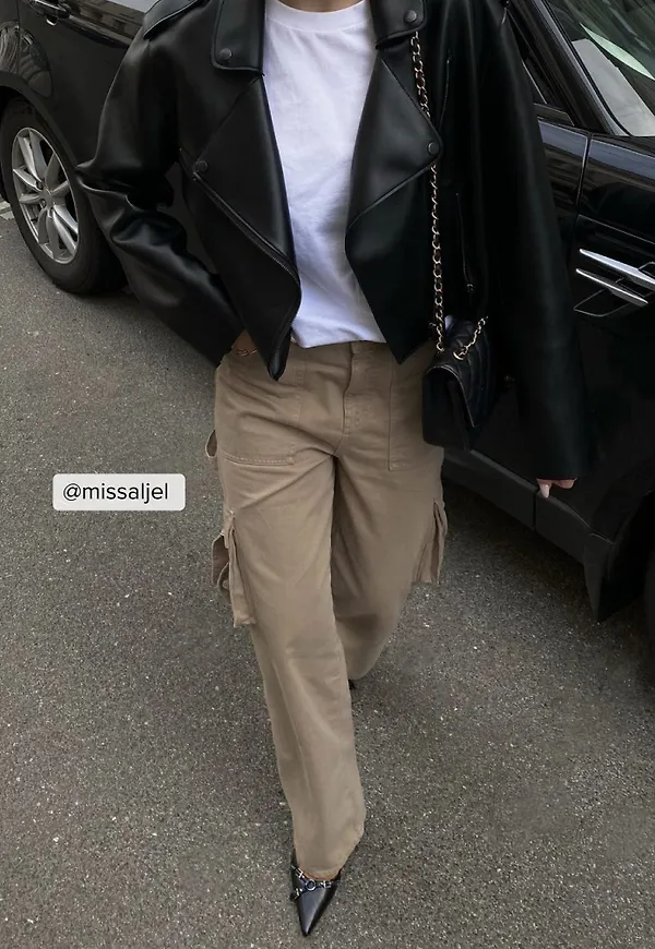 NA-KD Trend Cargojeans med metalldetalj - Beige