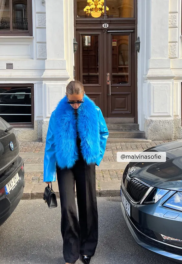 NA-KD Trend Croppad jacka med detaljer i fuskpäls - Blue